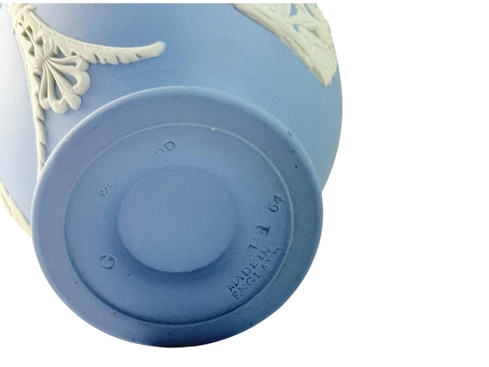 Синяя ваза из яшмы Wedgwood — рельеф классической колесницы и фигурок — датирована 1964 годом - Изображение 3 из 4