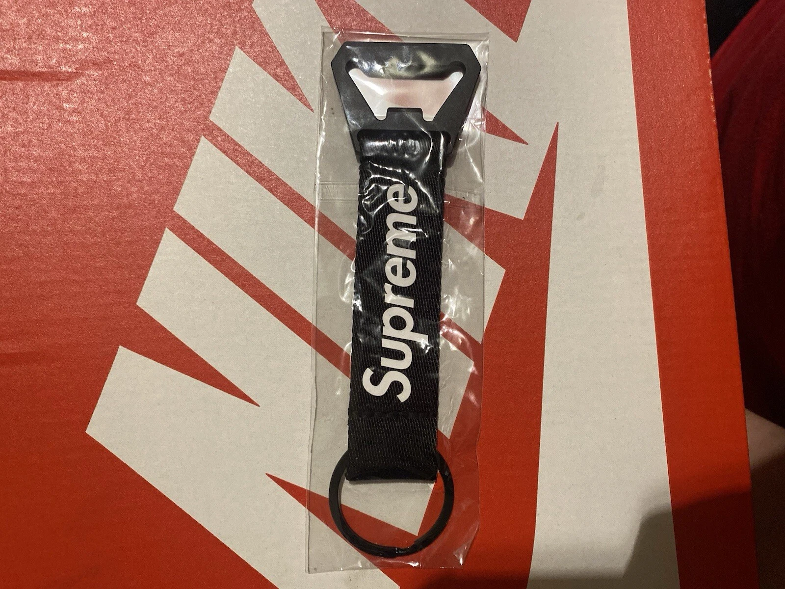 Porte clés sangle ouvre bouteille Supreme noir (FW21)