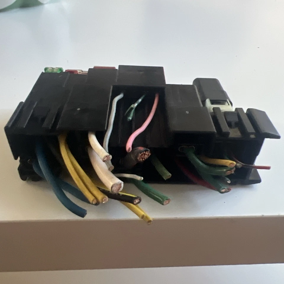 Nissan Armada 2013 soporte de caja de fusibles secundario OEM 284B7 Foto 3 de 4