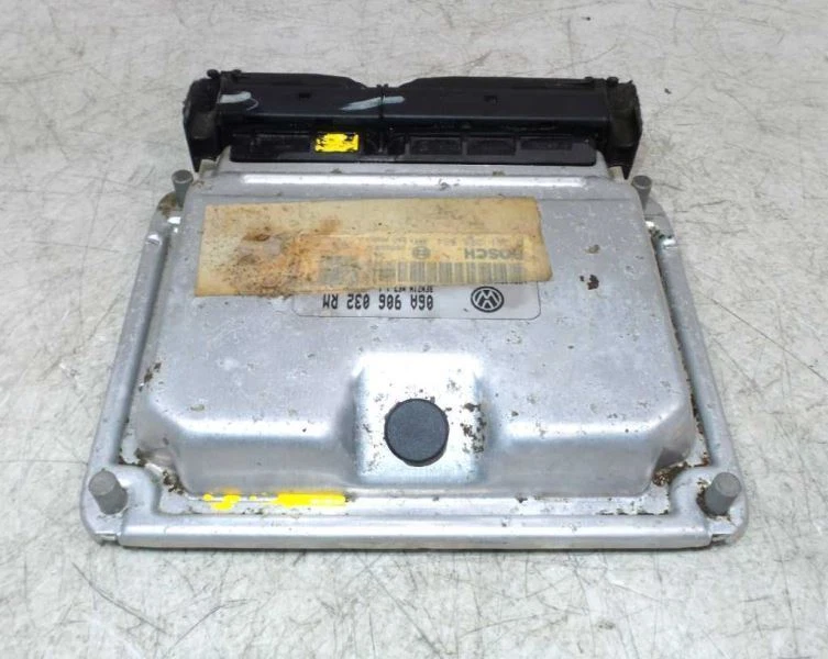 2005 Volkswagen Beetle Convertible 2.0L Electronic Control Module OEM 06A906032 - Image 2 of 4