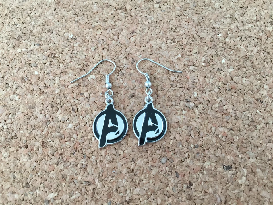 Pendientes colgantes Silvertone Marvel Avengers Logo Charm con caja de regalo vendedor de EE. UU. Foto 2 de 3