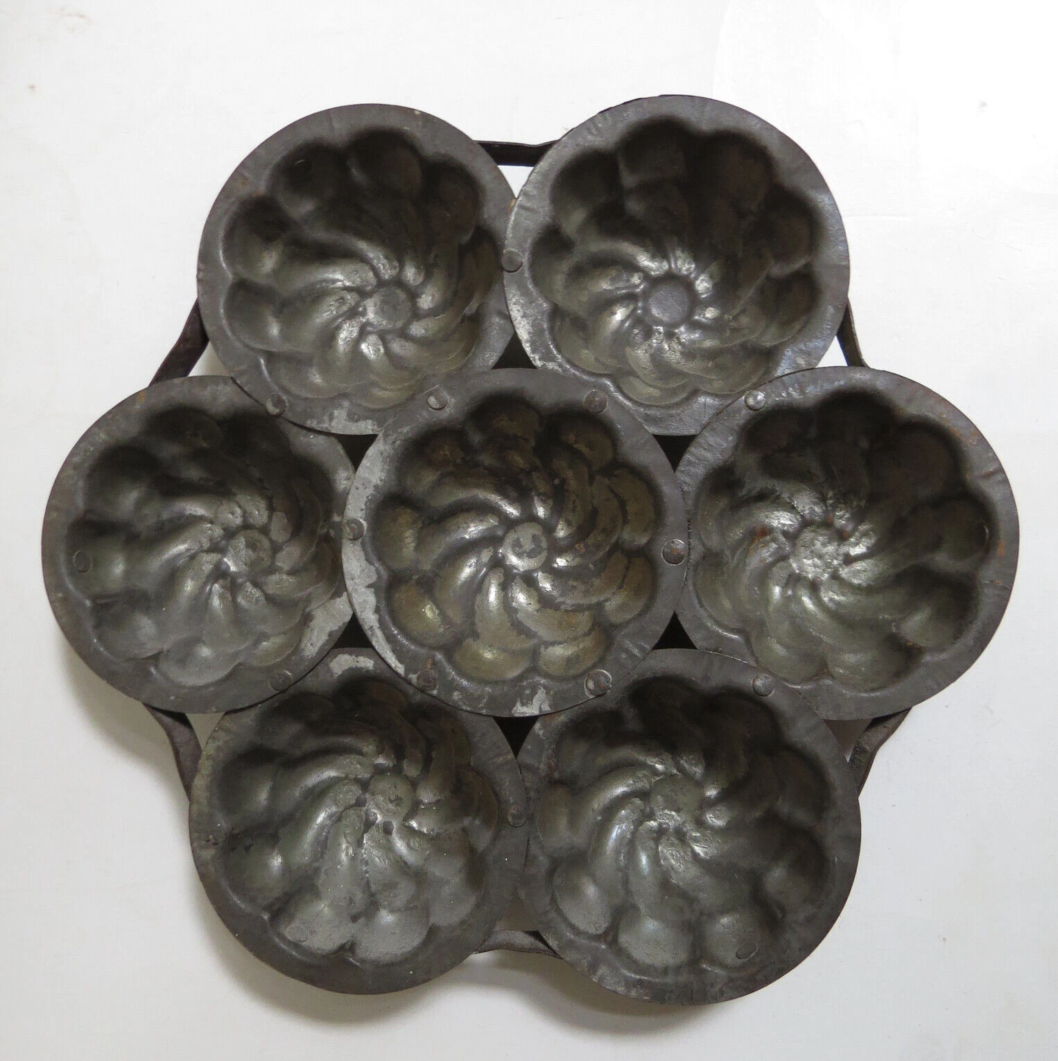 Vintage 7 Cup Muffin Pan