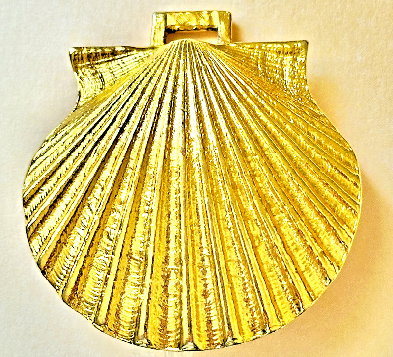 Signed "Dotty Smith" Gold-tone Seashell Belt Buckle with scalloped etchings