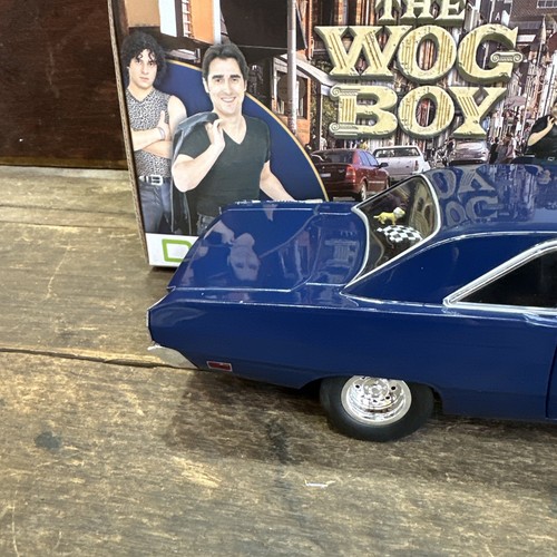 The Wog Boy 1969 Chrysler Valiant VF 1:18 Diecast DDA + 2 Figures - Picture 2 of 13