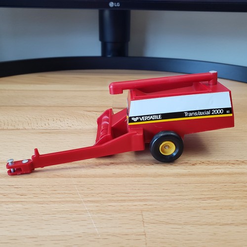 Scale Models Versatile Trans/axial 2000 Pull Type Combine 1st Edition - Picture 3 of 15