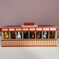 Melissa & Doug wooden show-horse stables complete with 8 horses