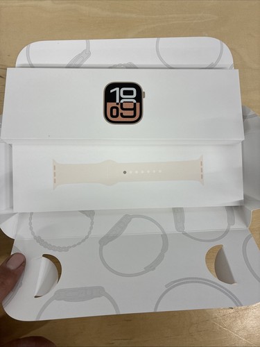 Apple Watch Series 10 42mm GPS Rose Gold w/ M/L Light Blush Sport Band MWWJ3LW/A - Photo 4 sur 4