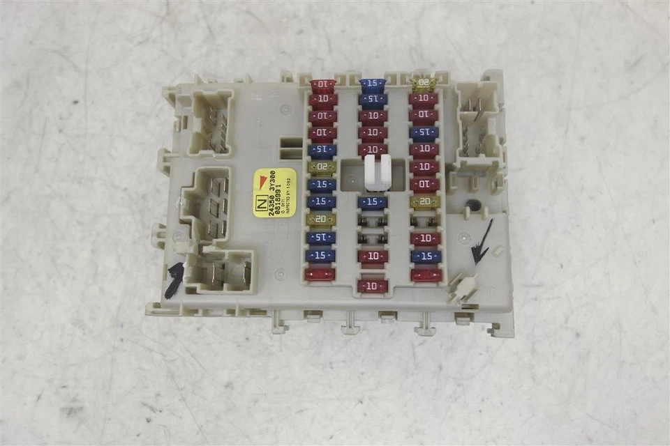 Блок распределительной коробки предохранителей салона Infiniti I30 2000-2001 годов выпуска *сколотая вилка* - Изображение 2 из 4