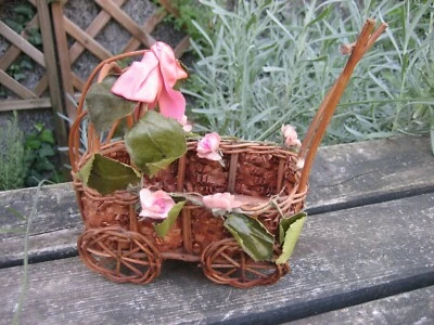 Ancien petit landau osier poupée décor fleurs & feuilles - Photo 1/4