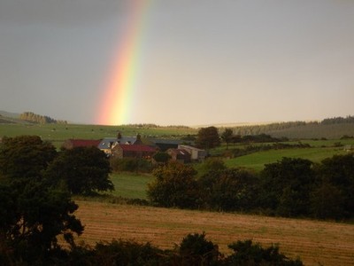 Foto A2 Blick über den Conie Glen zum Dalmore Mill Park Regenbogen leuchtet c2016