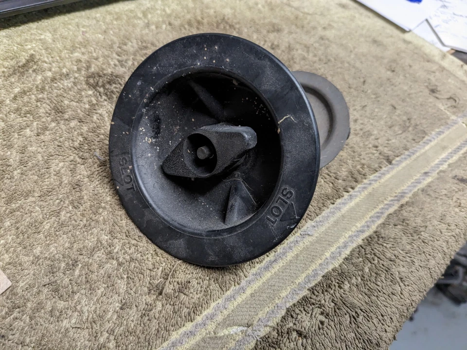 01-02 Saturn SC1 SC2 3DR Anillo retenedor de retención de neumático de repuesto trasero 21039029 Foto 2 de 4