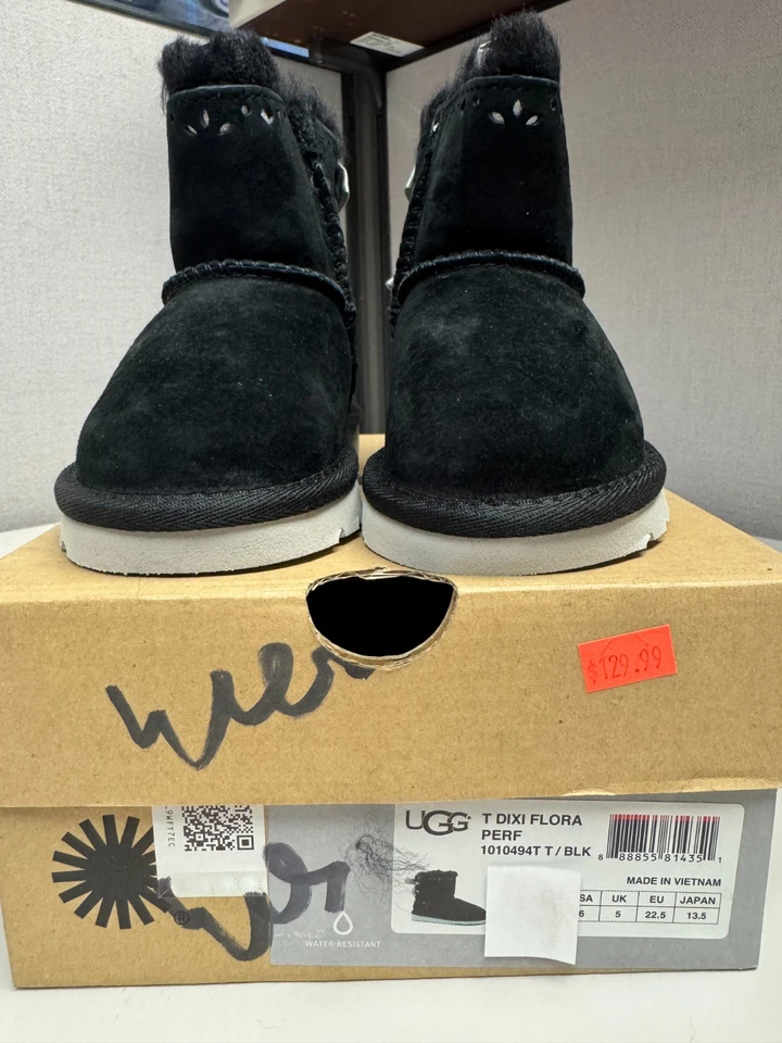 Bota negra UGG clásica Dixie Flora Perf para niños pequeños nueva Foto 2 de 4