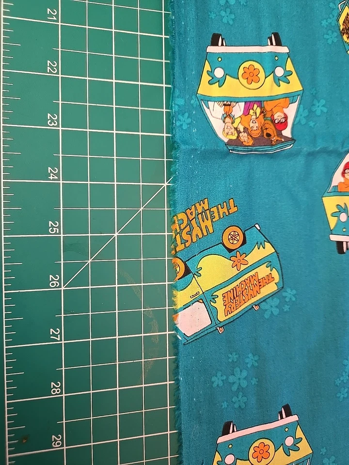 Máquina misteriosa de tela Scooby Doo Van Shaggy Gang Apparel acolchado algodón 1 yarda Foto 3 de 4