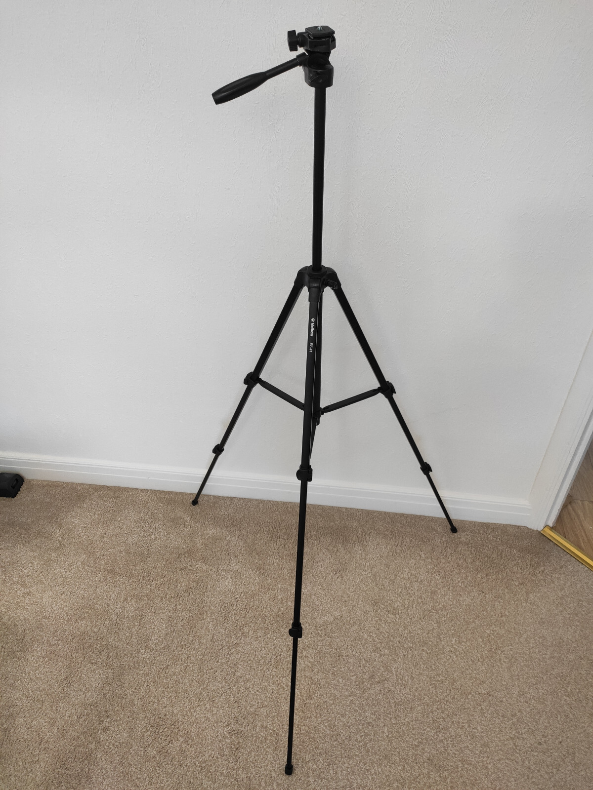 TRIPOD -VELBON PROFESSIONAL LIGHTWEIGHT & STURDY TRIPOD - MODEL EF 