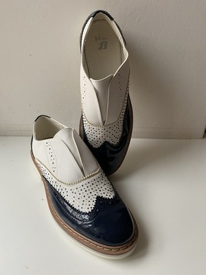 BATA Kunst Leder Lack Halbschuhe Slipper Lochstickerei Gr. 37 Weiß Blau