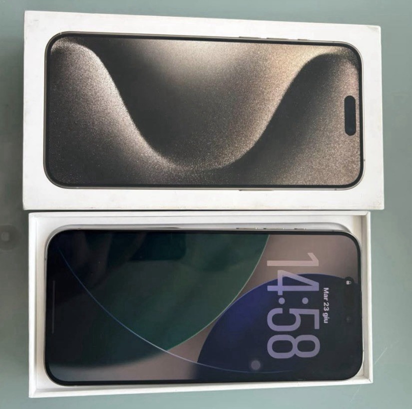 Apple iPhone 15 Pro Max Nero iOS stile classico smartphone in scatola (display)