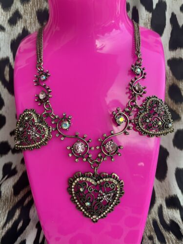 Betsey Johnson Vintage Bows Bronze Filigree Heart Pink Crystal Bow AB Necklace - Afbeelding 1 van 8