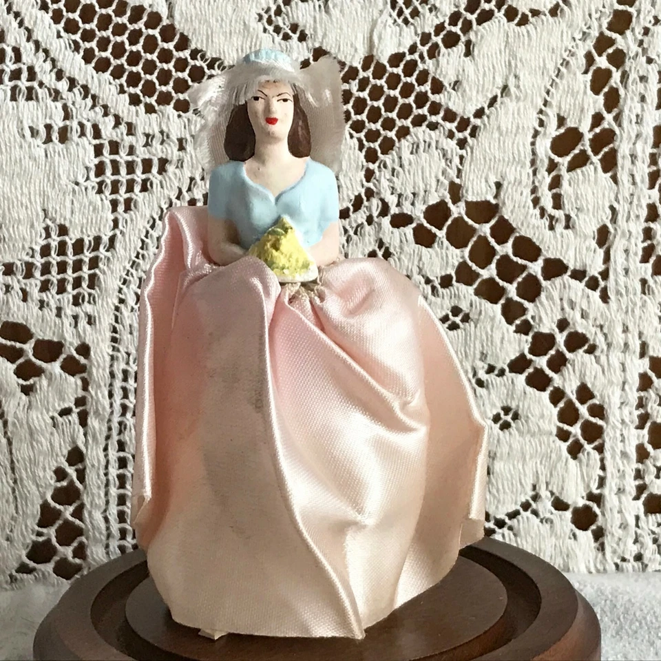 Mesa de dama de honor vintage de tiza de los años 40 y 50 en cúpula de vidrio Foto 2 de 4