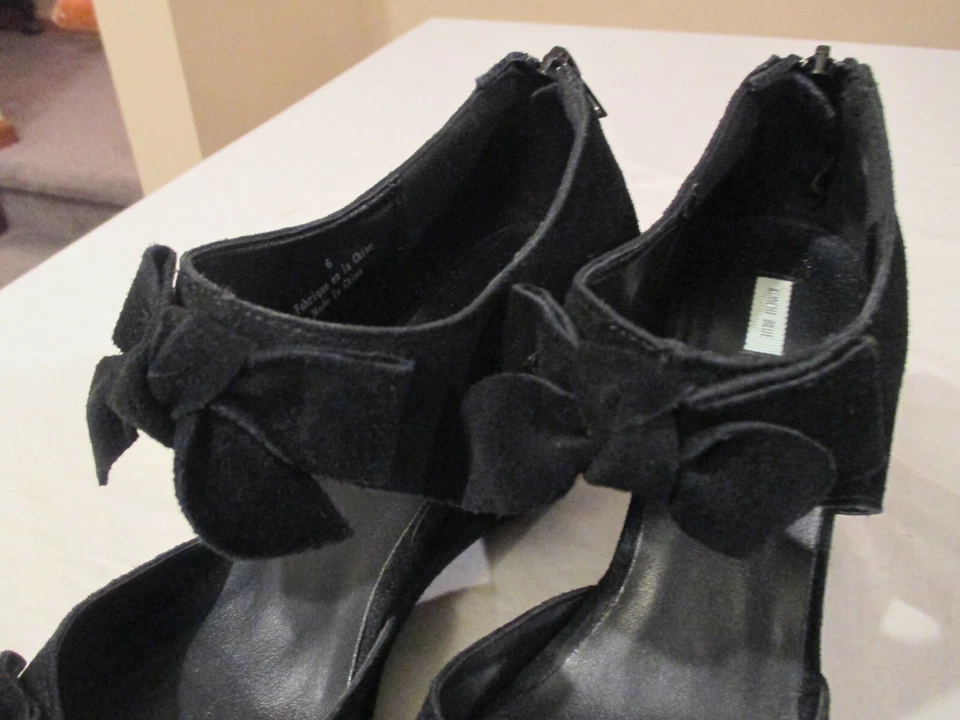 Zapato para mujer Kimchi azul de 3" con tacón de cuña talla 6M negro gamuza cremallera y moño usado en excelente estado Foto 4 de 4