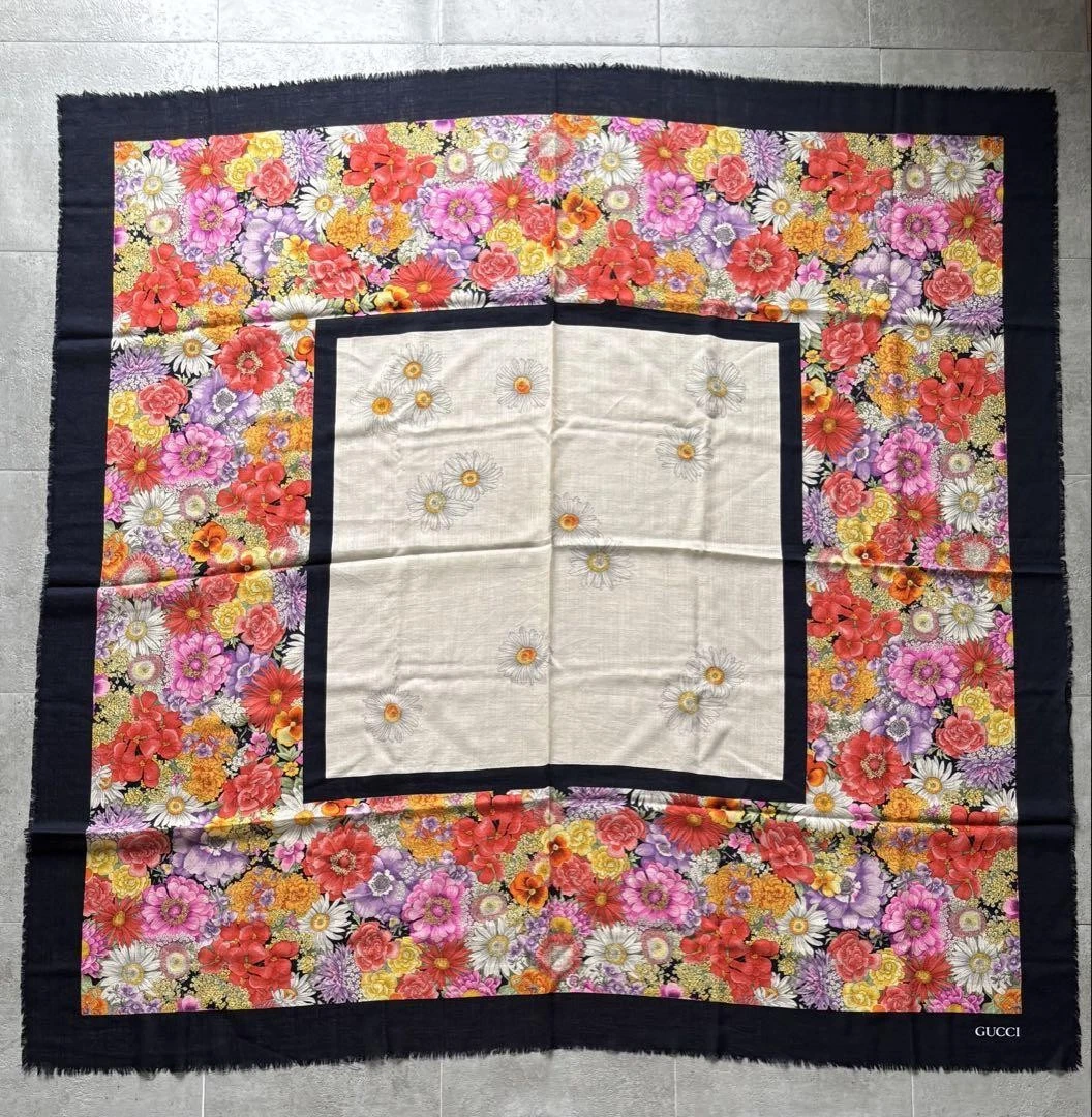 Gucci châle grande étole laine soie fleurie 135 135 cm du Japon