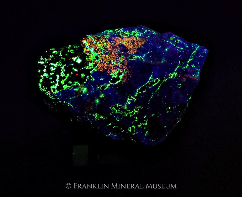Hardystonite, clinohedrite - Franklin, NJ