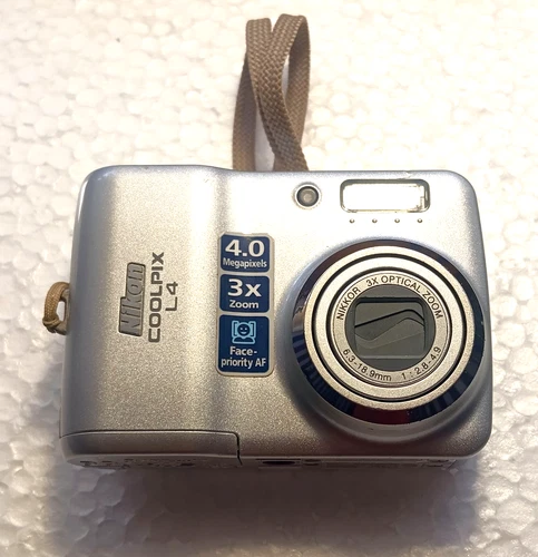 Nikon COOLPIX L4 4.0MP Digital Camera - Silver.sold as non-working,with a cover