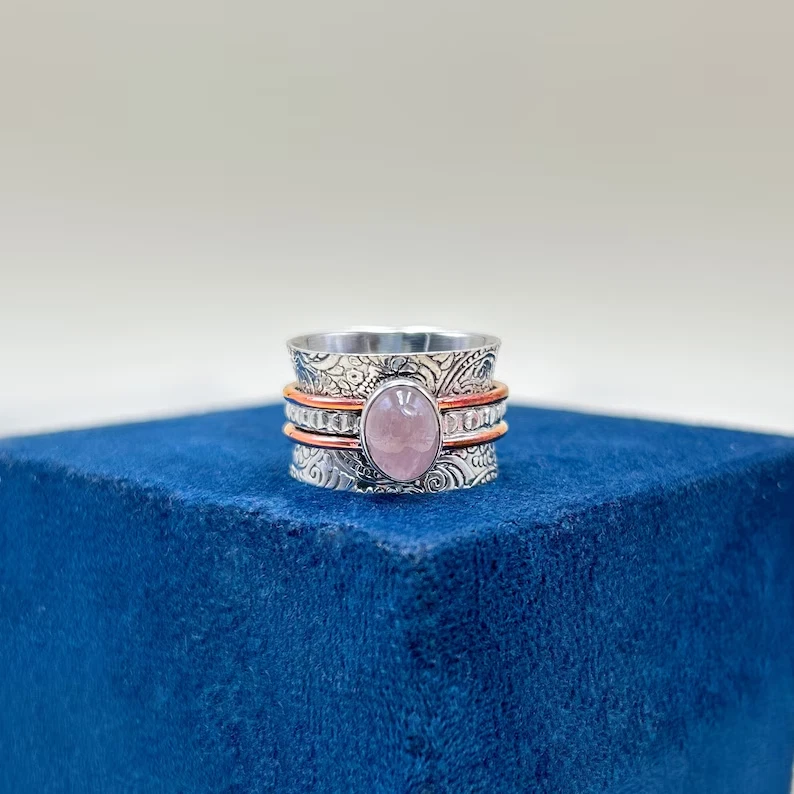 Anillo giratorio de cuarzo rosa de plata de ley 925 hecho a mano anillo inquieto giratorio de 2 tonos Foto 2 de 4