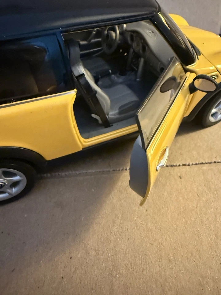 Welly 1:18 Mini Cooper Metal Collection New - Image 3 of 4