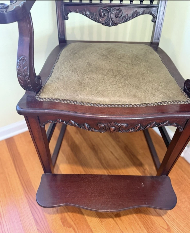 Silla de billar/biblioteca vintage tallada a mano de caoba con reposapiés y asiento de cuero Foto 2 de 4