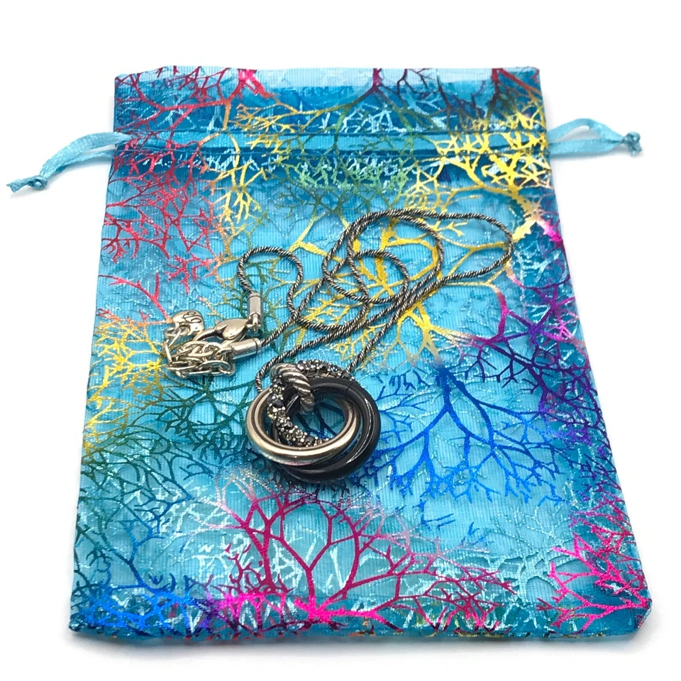 Collar Colgante Brighton Cristal Blanco y Negro Anillos Entrelazados Placa Plata Foto 4 de 4