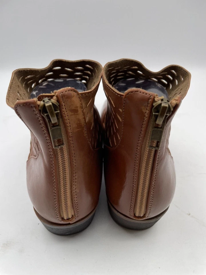 Botín ZigiSoho Ajay para mujer talla 9 cuero marrón perforado recorte cremallera trasera Foto 3 de 4