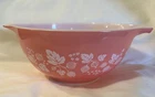 Pyrex Pink Gooseberry 1 1/2 Quart Mixing Bowl