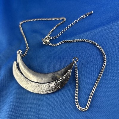 Silberne Kette Mit Halbmond Anhänger. (E 10)