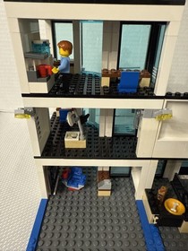 LEGO CITY Police Station 7498 With Vehicles