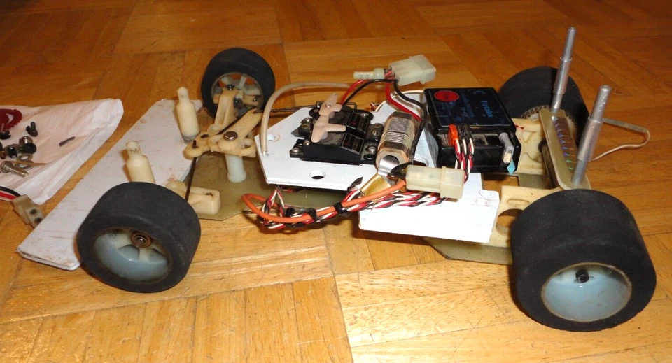 TEAM ASSOCIATED VINTAGE RC12E ONROAD PAN CAR 1/12 SCALE SHIPPING INCLUDED - Image 3 of 4