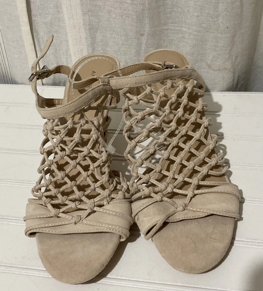 Sandalia Antonio Melani Eslinga Trasera Tirantes Jaula Beige Gamuza Nueva Tacón 3 Pulgadas 10M Foto 2 de 4