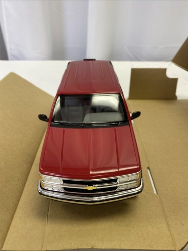 Amt Ertl 1995 Chevrolet Tahoe Promo Plastic Model Victory Red 4D Suburban - Picture 2 of 5