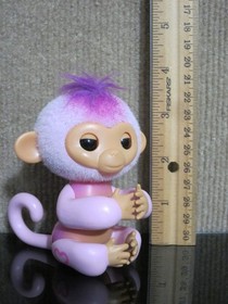 Fingerlings Interactive Baby Monkey Harmony 70+ Sounds And Reactions Pink