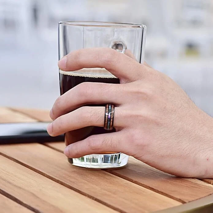 Anillo de boda con cúpula de madera de tungsteno con carcasa de abulón de 8 mm para hombre ajuste cómodo Foto 2 de 4