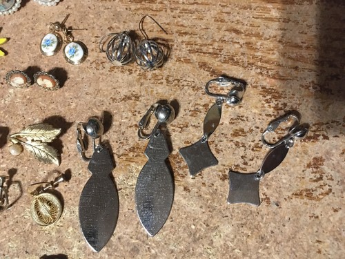 HUGE LOT OF JEWELRY 45 PAIRS OF EARRINGS WITH A LOT OF SOLO EARRINGS/WRONGWAY052 - Picture 12 of 24