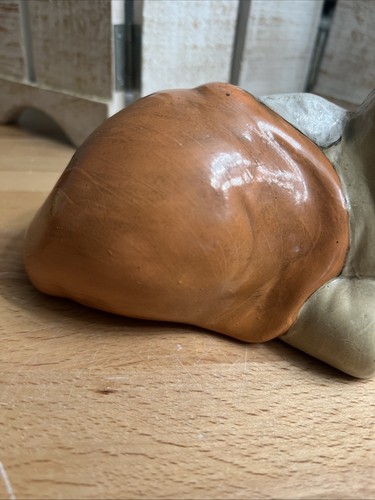 (637). Keramik Gartenzwerg 1982, signiert, orange/beige liegend, ca. 9,5" - Bild 12 von 18