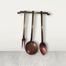 Couverts de service en cuivre et laiton, avec support, cuisine, déco, vintage.