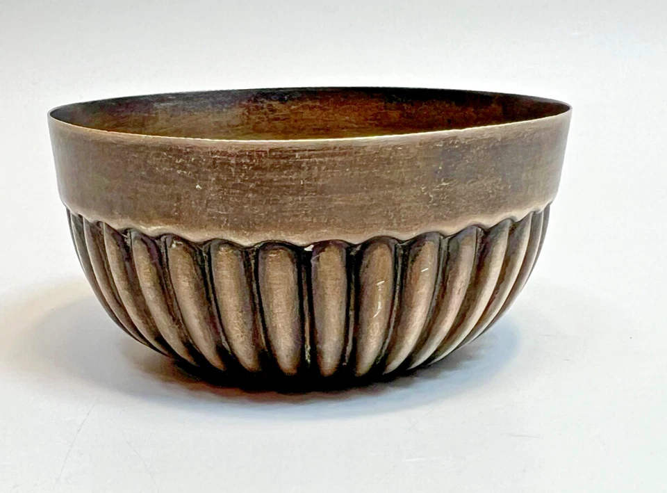 Dulce azucarero acanalado de plata esterlina Mappin & Webb Sheffield 1859 3,2"" Foto 2 de 4