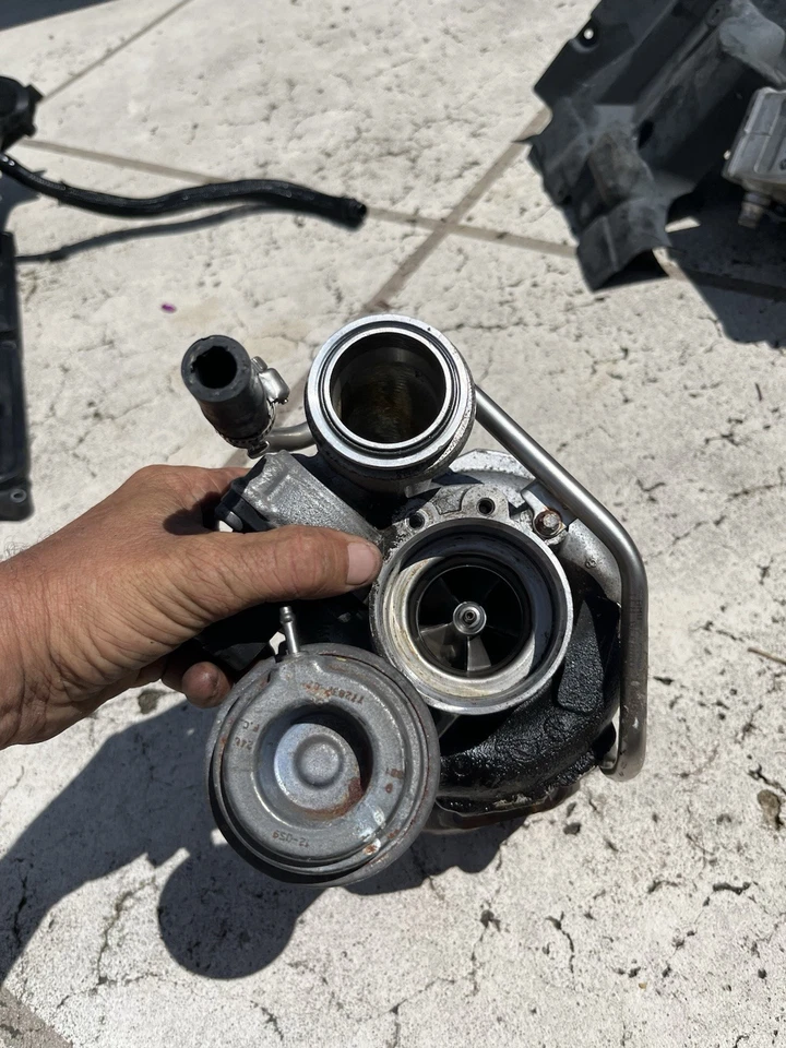 Par de turbos en stock BMW 750i XDrive F01 2012 Foto 3 de 4