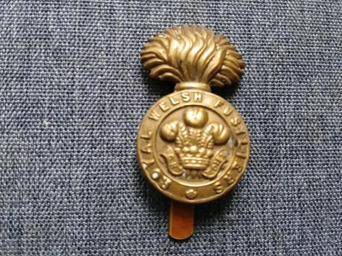 #100 – THE ROYAL WELSH FUSILIERS WW1 BRASS ECONOMY CAP BADGE