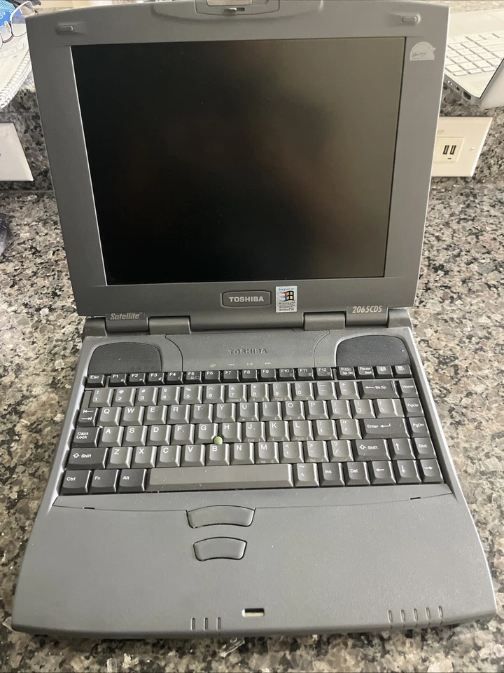 Computadora portátil Toshiba Satellite 2065CDS 4 GB de colección Windows 98 Foto 2 de 4