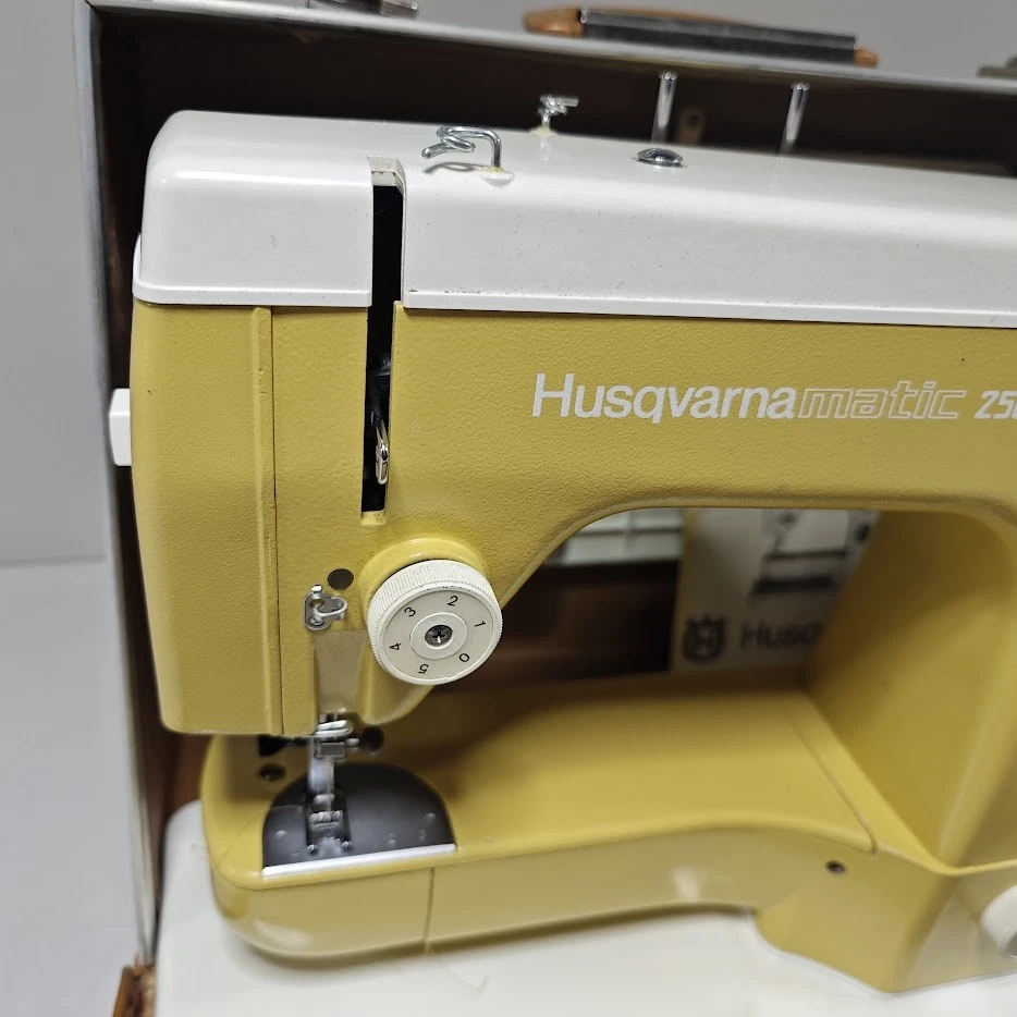 Máquina de coser Husqvarna Viking Husqvarnamatic 250 - tal cual, para piezas Foto 2 de 4