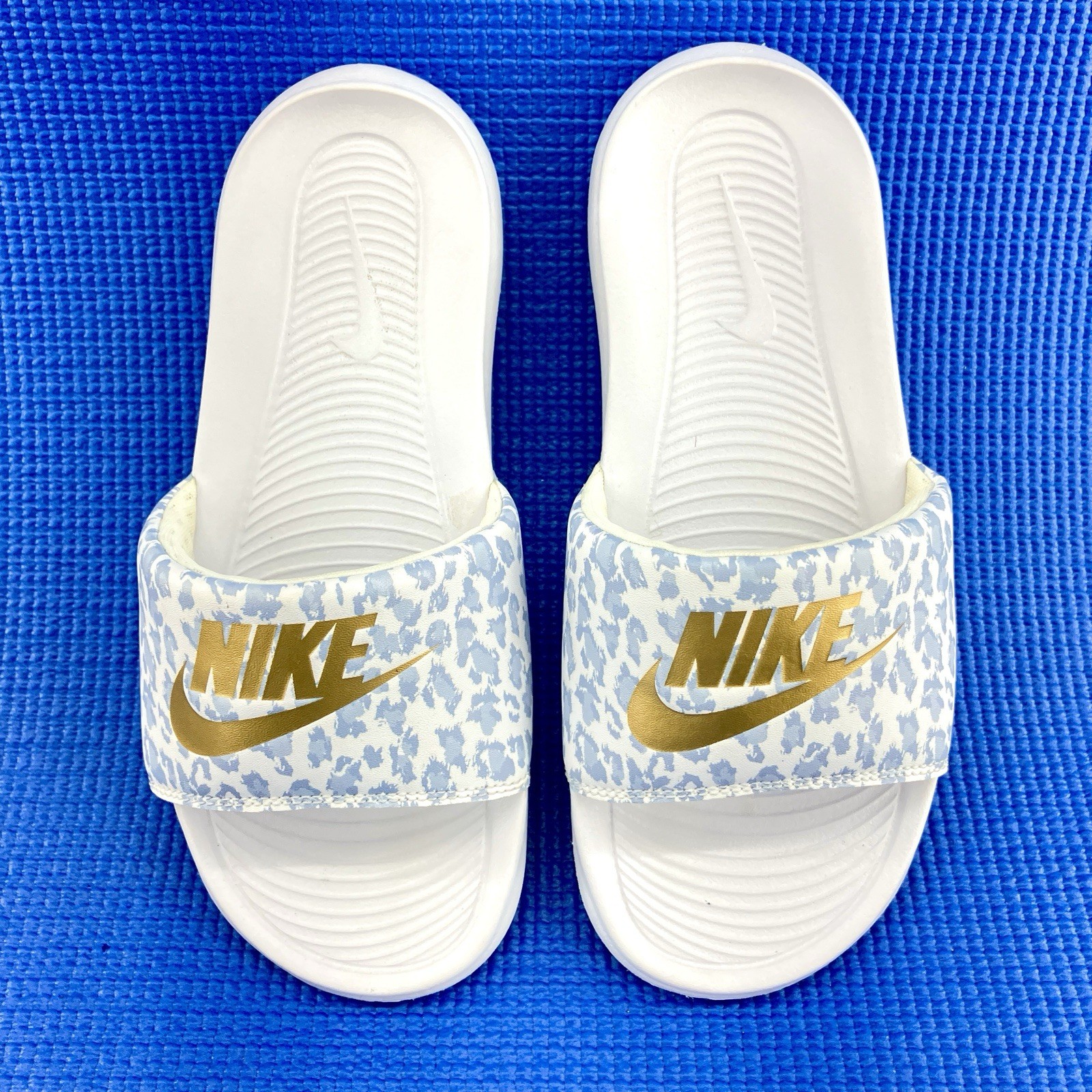 Nike Victori One Slide Sandals Women Size 7 White Metallic Gold CN9676-103 Excellent Condition
