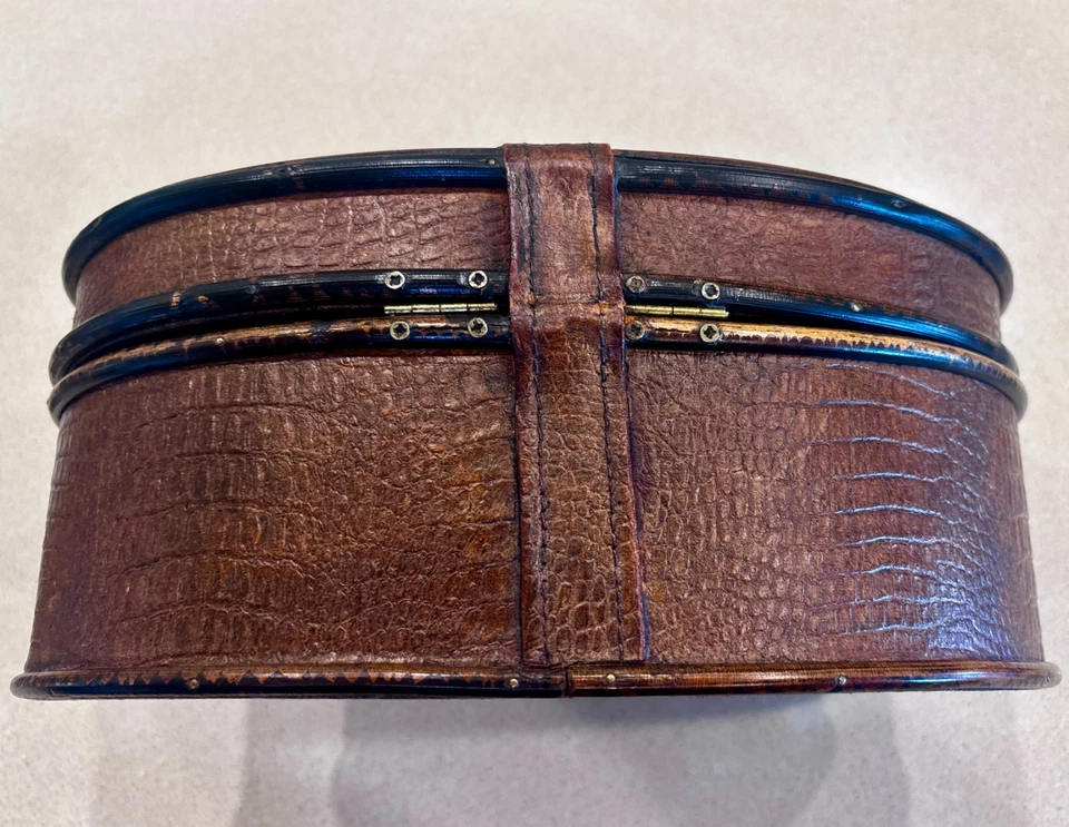 Antigua caja de cuello de cuero eduardiano (tal vez cocodrilo): estuche de viaje para caballero Foto 2 de 4