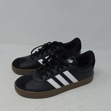 Adidas Zapatillas Negras con Rayas Blancas y Suela Marrón - Niños Talla 6